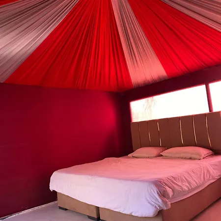 Wadi Rum Crescent Camp & Tours 瓦迪拉姆 外观 照片
