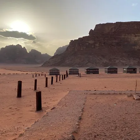 Wadi Rum Crescent Camp & Tours 瓦迪拉姆 外观 照片
